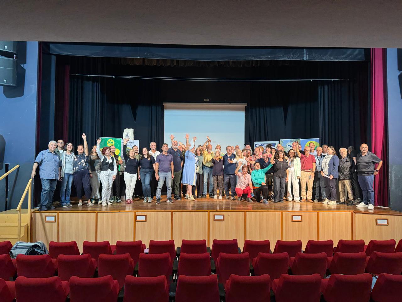 Αναμνηστική φωτογραφία των συμμετεχόντων της 9ης Πανελλήνιας Συνάντησης Μονοπατιών στη σκηνή του Πολιτιστικού Κέντρου Πολυκάστρου